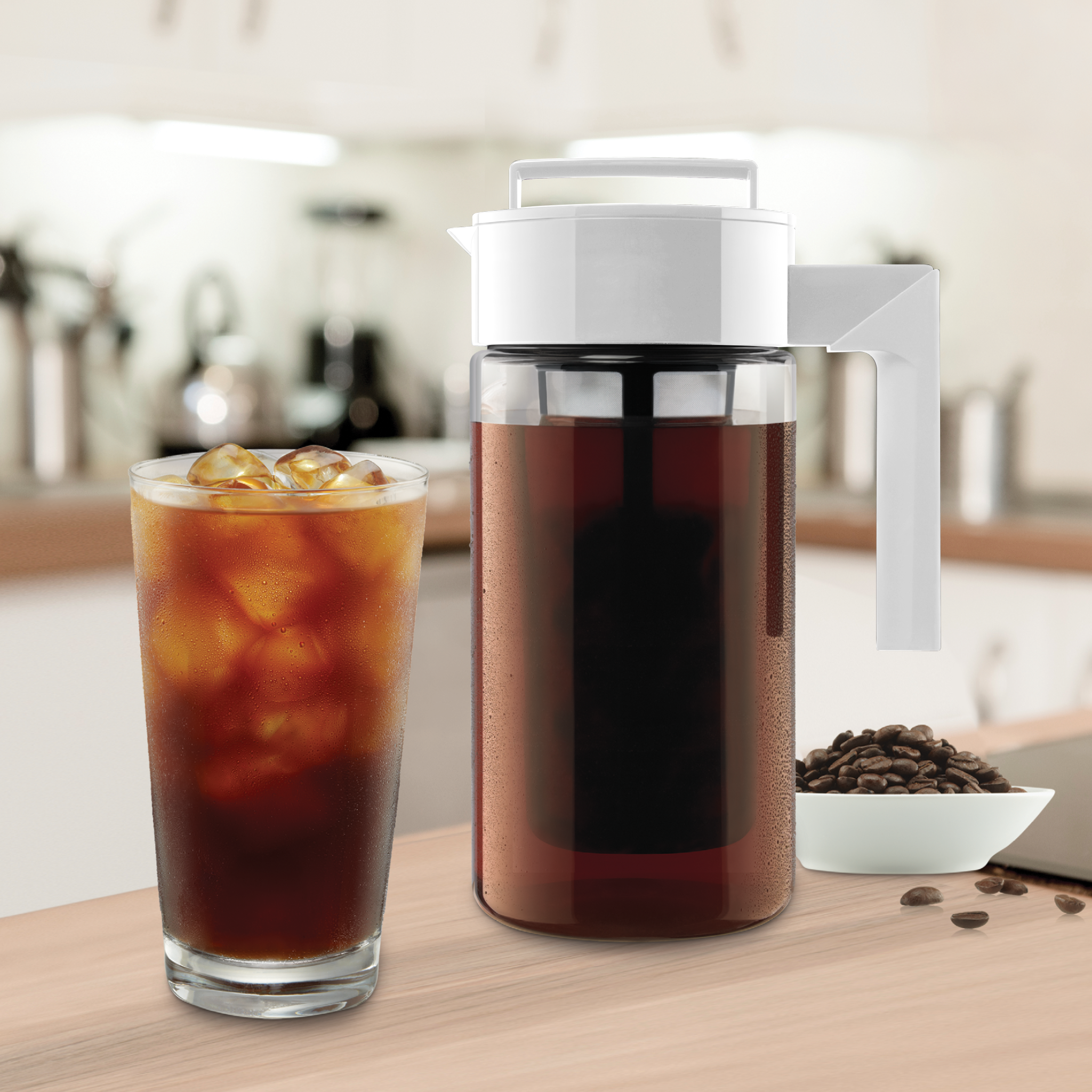 10314-ColdBrewCoffeeMaker-1qt-White-lifestyle2_cc5a4ff4-3e17-4ed8-8234-4ecb36a2a370.png