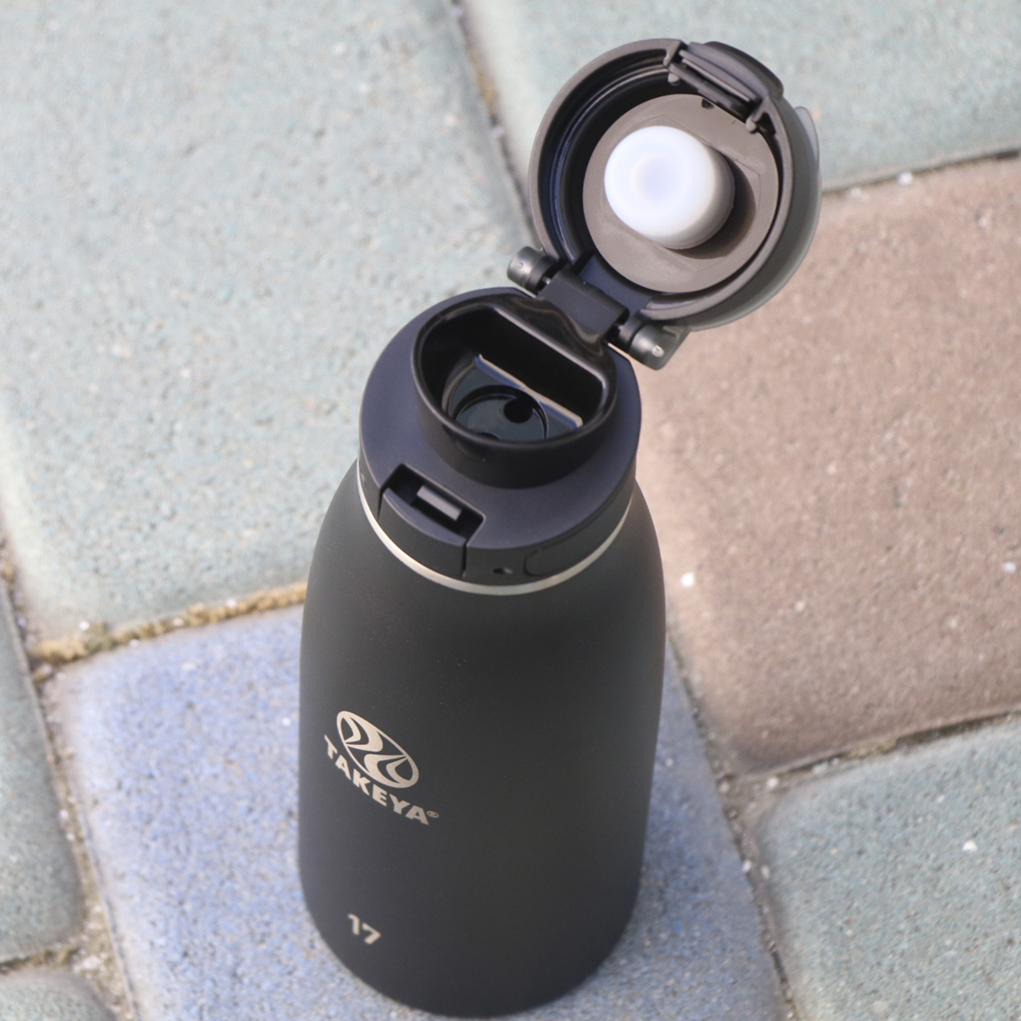 96076-R-TravelerLid-Lifestyle-Onyx.png