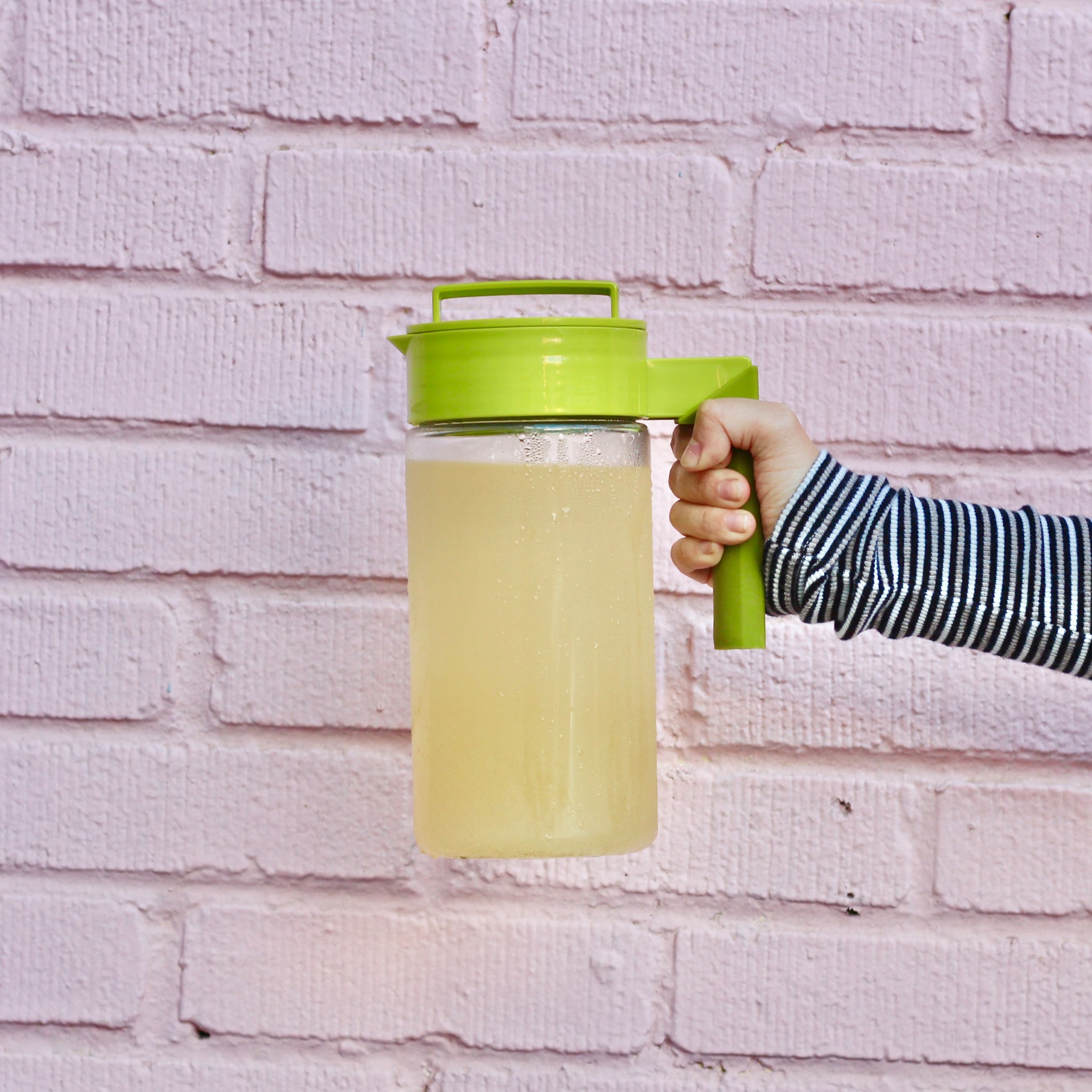 AirtightPitcher-1QT-Lifestyle13.jpg